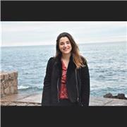 Profesora de Inglés imparte clase a niños y niñas de todas las edades